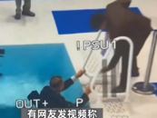 亞運會游泳裁判不慎落水，上岸后優雅向觀眾揮手致意，網友：只能給6分