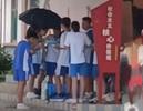 学生未订餐被赶出教室淋雨吃饭？深圳市宝安区教育局已介入