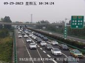 滁新高速阜陽方向車流量巨大  淮南交警提醒繞行