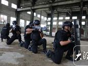 組圖丨爆震彈炸響后，淮南特警穿過濃煙成功解救“人質(zhì)”