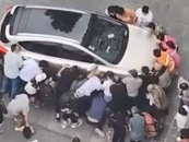女孩被壓車底瞬間沖出三四十人 目擊者：幾十秒就抬出來了