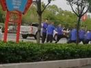 网传湖北一地城管当街飞踹群众？当地城管局回应