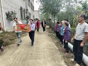 阜南縣為榮獲阜陽市“道德模范”的居民送獎匾 