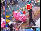 男子将15000元撒向天空 金店老板：他和女友分手想不开