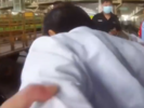 男子3次猥亵邻座女子被老婆狂扇耳光