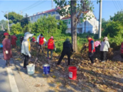 古城鎮(zhèn)古城村志愿者開展人居環(huán)境衛(wèi)生清潔活動