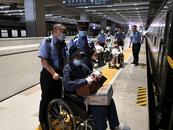 北京豐臺開往宿松的K1071次列車上，列車員貼心服務重度燒傷一家三口