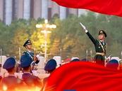 10月1日6時10分，五星紅旗與太陽一同升起