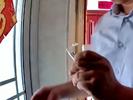 陌生男子潜入小区，在电梯和门把手涂抹不明液体！警方：已送检