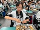 豪横！杭州一中学午餐安排了1000多只大闸蟹，老师希望孩子们学习能横着走