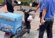 廣州一步行街內 外賣員將城管踹倒后被制服