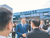 美国加州州长加文·纽森体验深圳新能源汽车：了不起！这是跨越性的技术