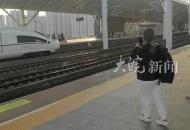 浙江寧波一高鐵站有人被疾馳高鐵撞倒 回應(yīng)：已送醫(yī)救治 生命體征平穩(wěn)