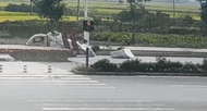 路中間出現一個大包裹存安全隱患，熱心的他們及時出現……