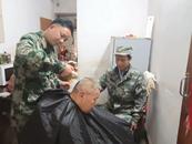 迎江區宜城路街道：基干民兵幫助獨居老人解決“頭”等大事
