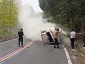 路遇私家车侧翻自燃  天柱山景交司机合力救火