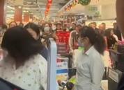 河南泌陽一超市購物卡出問題，市民連夜去超市要求退卡退款