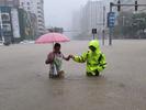 广东湛江遭遇暴雨！学校停课，有居民称小区数十辆车被泡水中
