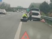 轎車爆胎女司機犯愁，淮南交警秒變汽車維修工