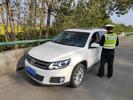 ﻿一男子高速公路开车犯困，竟在应急车道停车睡觉