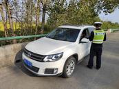 ?一男子高速公路開車犯困，竟在應急車道停車睡覺