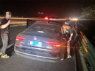 男孩赌气下了车 高速交警火速平安带回