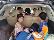 后備廂“藏著”倆小孩  轎車超員被查處