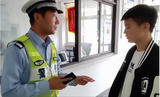 小伙睡过头被困高速服务区  阜阳交警助其回家团圆