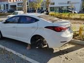 男子發現愛車四個車輪被偷仨 嫌疑人：家里有一個，偷仨就夠了