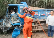 渣土車發生事故，司機被困