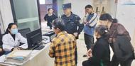 摘窩賺錢驚動馬蜂，殃及多人被蜇傷