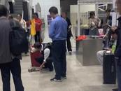 帶“吃飯的家伙”乘車被拒 農民工車站內怒砸工具？江蘇南通站回應