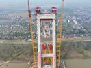 G3铜陵长江公铁大桥南北主塔成功“牵手”