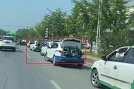 成都多名出租司機圍堵百輛共享電單車？ 交通局回應