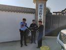 受伤黑天鹅“空降”稻谷场，霍山警民暖心救助