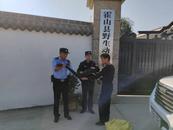 受傷黑天鵝“空降”稻谷場，霍山警民暖心救助