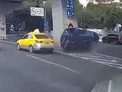 廣州交警通報寶馬與出租碰撞起火：暫未發現開“斗氣車”證據，均存在超速行駛