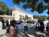 網紅主播到安徽高校門口直播  絲滑跳舞引爭議