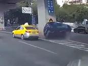 寶馬車與出租車相撞后側翻起火！目擊者：兩車斗氣，時速或達100公里