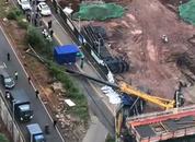 網傳江西贛州一工地吊車倒下砸到路人，附近住戶：事發后在現場看到了殯儀館的車