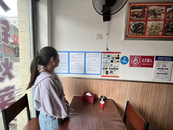 鼓樓街道大田拐社區文明實踐站消防宣傳進餐館 筑牢餐飲場所消防安全“防火墻”