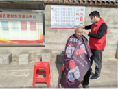 古城鎮合淝村：重陽關愛送老人 志愿理發暖人心