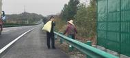 ?六安一老人從破損護欄網鉆進高速公路拾荒，多虧巡邏民警發現及時