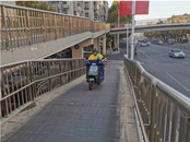 合肥一鬧市天橋路面莫名有油摔倒不少外賣小哥？有關(guān)部門：已緊急處理并調(diào)取監(jiān)控調(diào)查