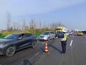 ?載著收割機的貨車爆胎側翻，六安交警快速處置