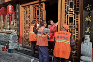 壽縣城管局整治“牛皮癬”小廣告見成效