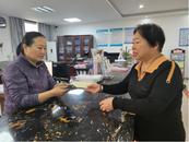雪華鄉(xiāng)（宏業(yè)村街道）煙墩社區(qū)志愿者拾金不昧，彰顯文明之城誠信底色