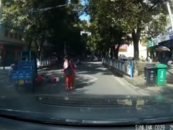 湖北赤壁一輛三輪車逆行輾壓小學生后逃逸，警方：已控制嫌疑人，孩子無大礙