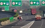 這個司機(jī)膽子太大  高速公路快車道上換輪胎