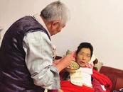 妻子癱瘓臥床20年 他悉心照顧見真情